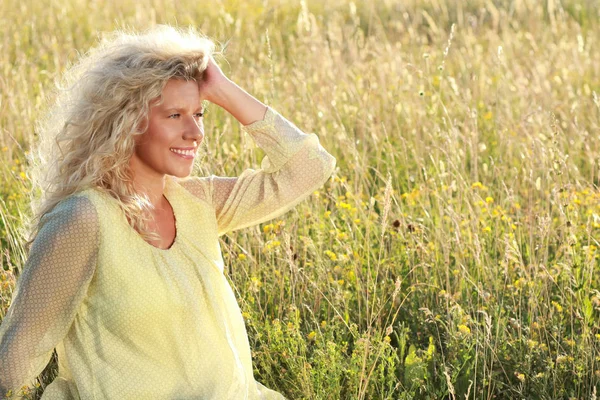 Glückliche reife Frau entspannt sich in der Abendsonne — Stockfoto