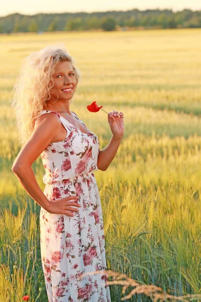 Mulher madura feliz com um vestido longo na noite de verão — Fotografia de Stock