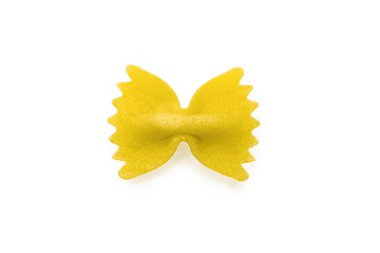 Farfalle makarna, kırpma yolunda beyaz arka planda izole