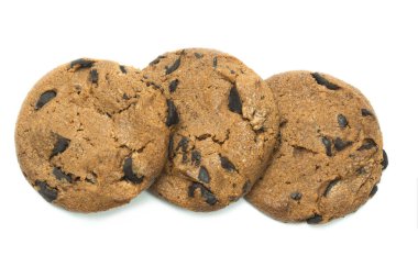 Beyaz arka planda çikolatalı kurabiyeler..