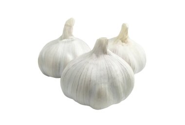 Beyaz arka planda baharatlı sarımsak izolasyonu
