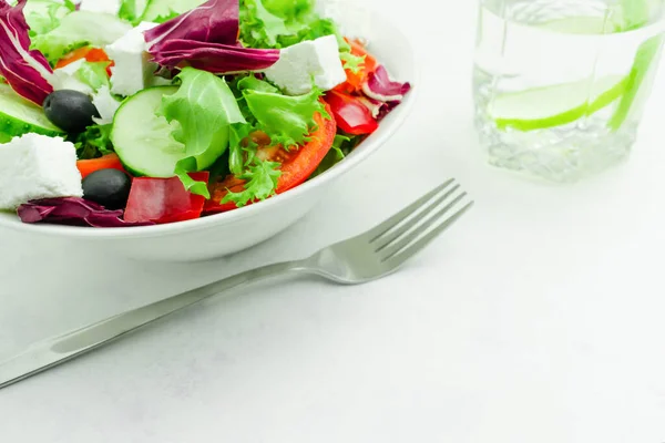 トマトとコショウで新鮮なサラダ サラダのプレート — ストック写真