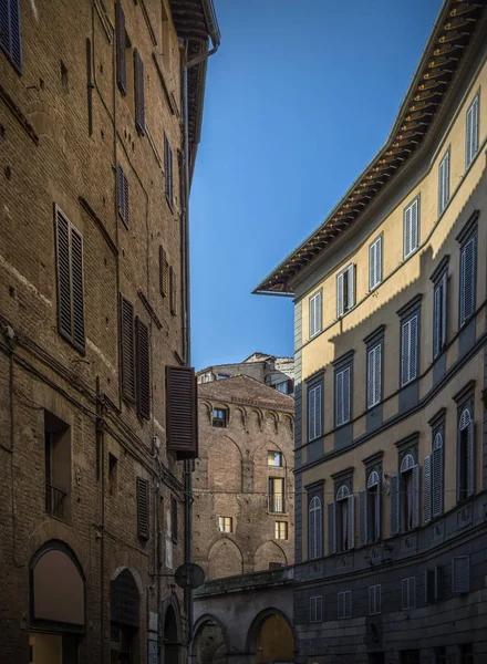 Wąska ulica w Sienie itali, toscana dnia — Zdjęcie stockowe