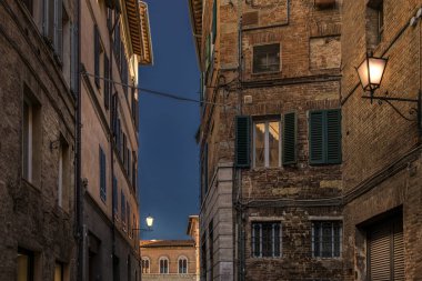Siena İtalyan bir sokakta, güzel bir gece görünümü