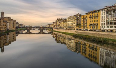 Su yansımalar nehir Arno, Florence, İtalya