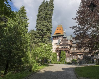 pelesh kale avlusunda