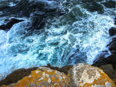 dalgaların kıyıdaki