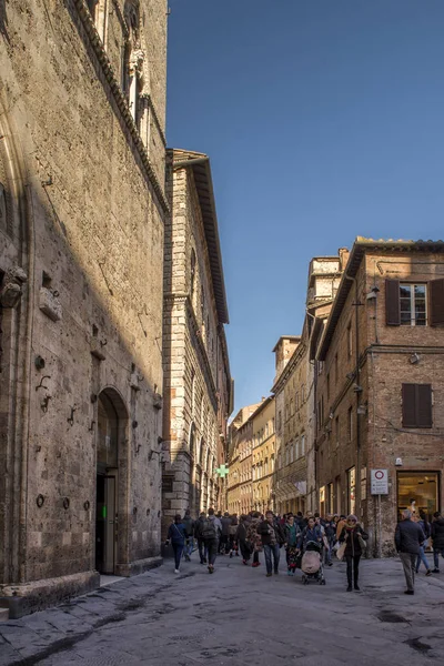 Siena Włochy Listopada 2017 Ludzie Chodzą Wąskich Uliczkach Wysokich Budynków — Zdjęcie stockowe