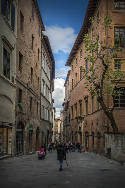 Siena Włochy Listopada 2017 Ludzie Chodzą Wąskich Uliczkach Wysokich Budynków — Zdjęcie stockowe