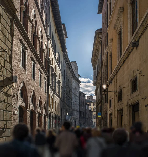 Ludzie chodzą w bussy ulica w Sienie, Włochy — Zdjęcie stockowe
