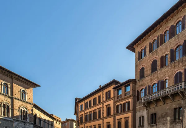 Widok okna i balkony włoski Street w mieście siena — Zdjęcie stockowe