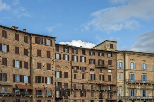 Okna i balkon widok na włoski arhitecture w siena, do — Zdjęcie stockowe