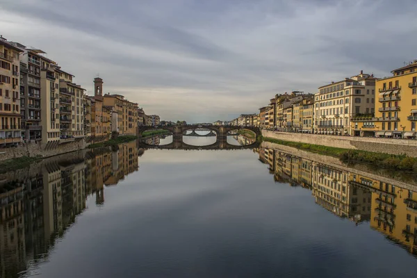 Mosty nad rzeką Arno we Florencji — Zdjęcie stockowe