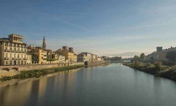 Riverside en Florencia con reflejos de agua —  Fotos de Stock