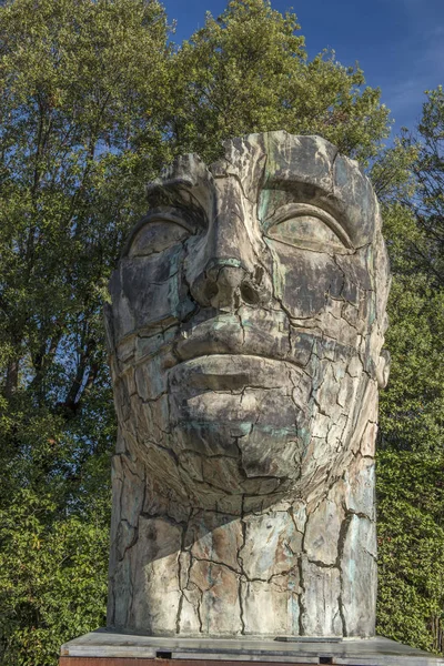 Knäckt staty av en man ansikte — Stockfoto
