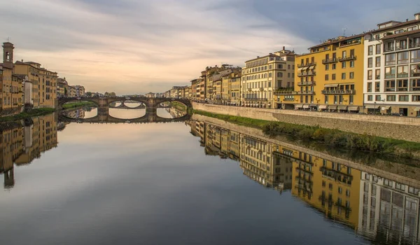 Odbicia wody w rzece Arno, Florencja, Włochy — Zdjęcie stockowe
