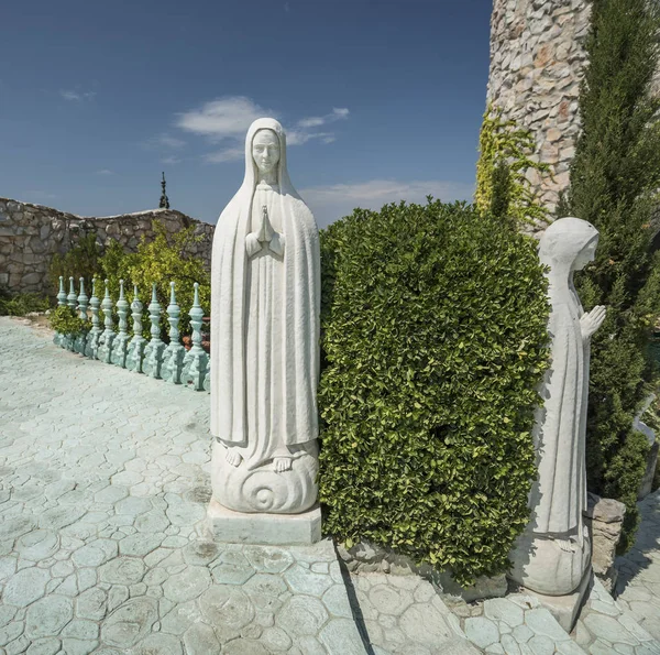 Uskonnollinen patsas lähellä näkymä — kuvapankkivalokuva
