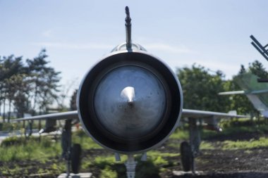 askeri uçak Önden Görünüm