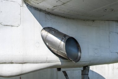 paslı uçak egzoz