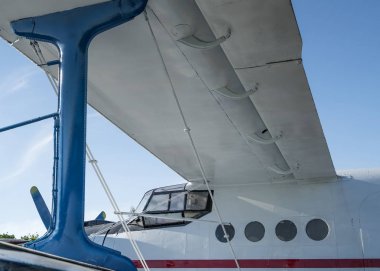 çift kanatlı yan yakından görmek