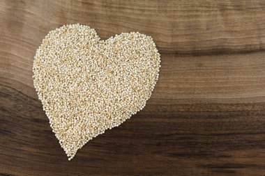 ahşap tahta üzerinde Quinoa tohumları