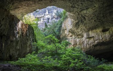 büyük mağara delikleri abouve ile 