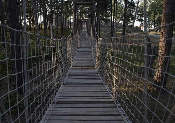 Ponte de corda de madeira — Fotografia de Stock