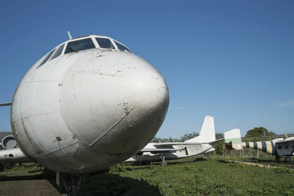 Velhos aviões abandonados enferrujados, vista frontal close-up — Fotografia de Stock