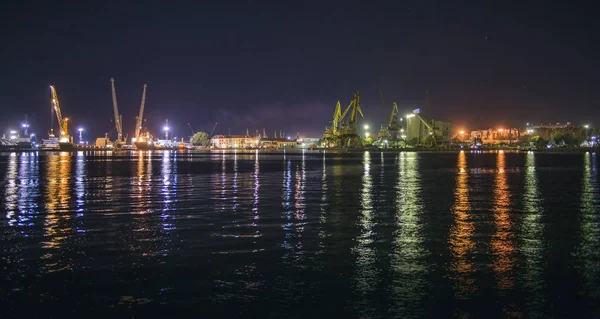 Port a naplemente a víz gondolatokkal — Stock Fotó