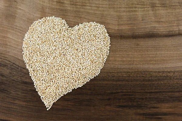 ahşap tahta üzerinde Quinoa tohumları
