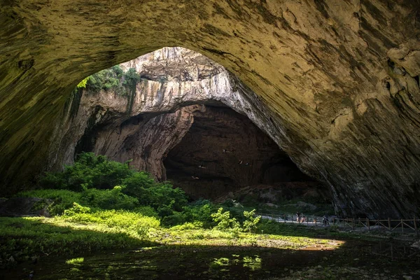 büyük mağara üstte delikli