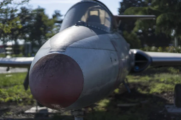 Frontansicht von Militärflugzeugen Stockfoto