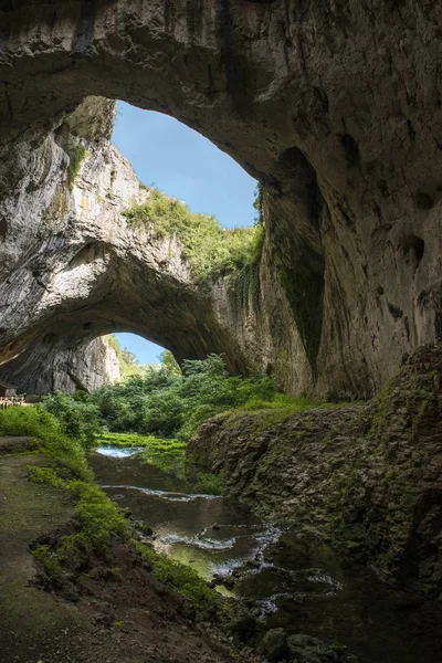 Riesige Höhle mit Löchern an der Spitze Stockbild