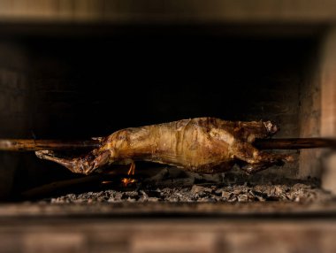 Bütün kuzu şiş üzerinde yavaş charcoals ateş