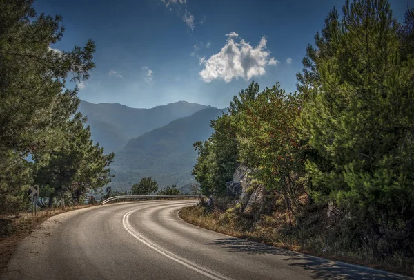 Curva del camino en la montaña —  Fotos de Stock