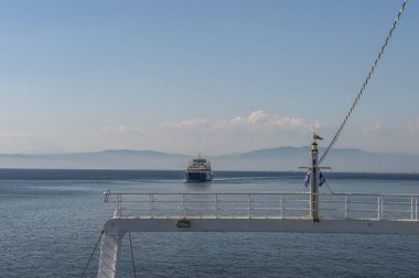 Tekne denizde feribot, arkadan görünüm