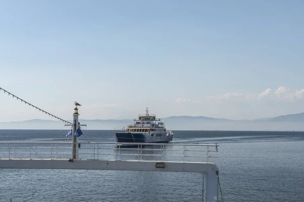 Barco de ferry en el mar con pasajeros — Foto de Stock