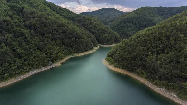 Озеро в горах, фотографирование беспилотников — стоковое фото