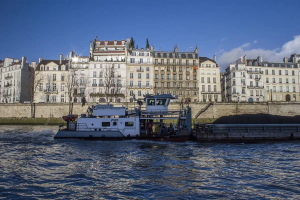 Barco no rio Sena, Paris — Fotografia de Stock