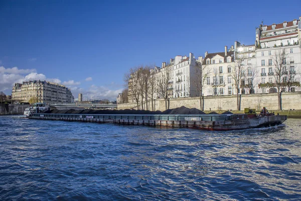 Barco no rio Sena, Paris, França — Fotografia de Stock