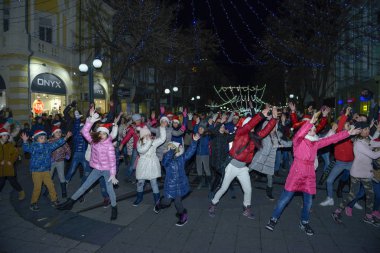 Mutlu çocuklar sokakta dans