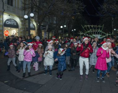 Mutlu çocuklar sokakta dans