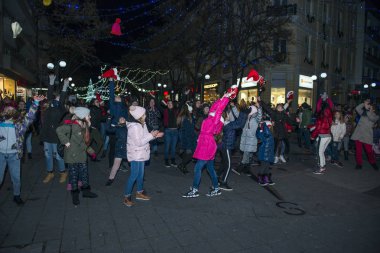 Mutlu çocuklar celabrating sokak
