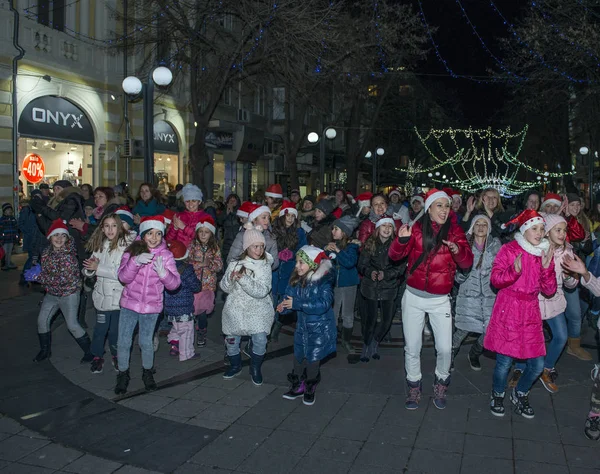 Mutlu çocuklar sokakta dans