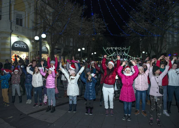 Mutlu çocuklar sokakta dans
