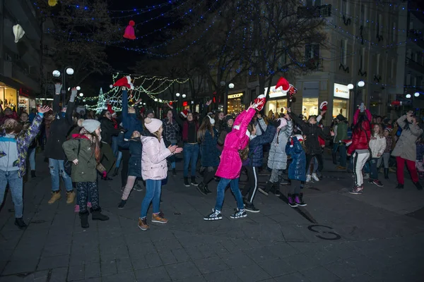 Mutlu çocuklar celabrating sokak