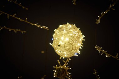 Sokakta Noel süslemeleri