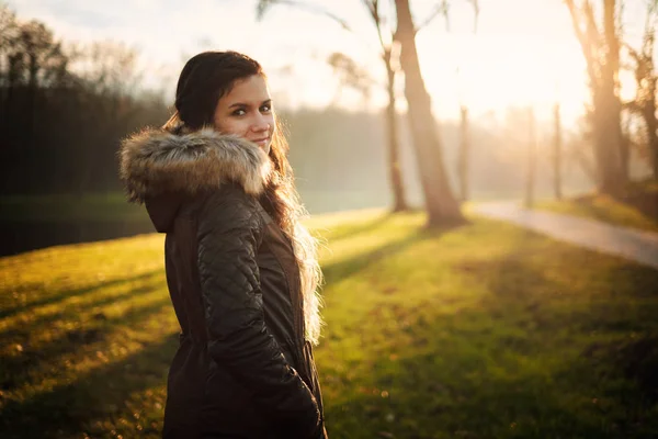 Park zimowy Portret młodej kobiety — Zdjęcie stockowe