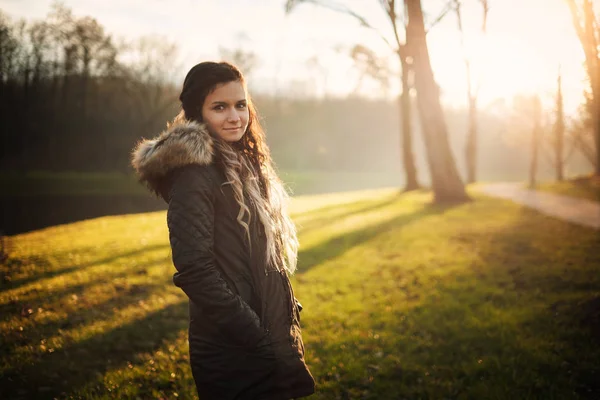 Зимний парк портрета молодой женщины — стоковое фото