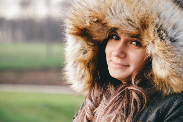 Kupası elini tutan genç kadın